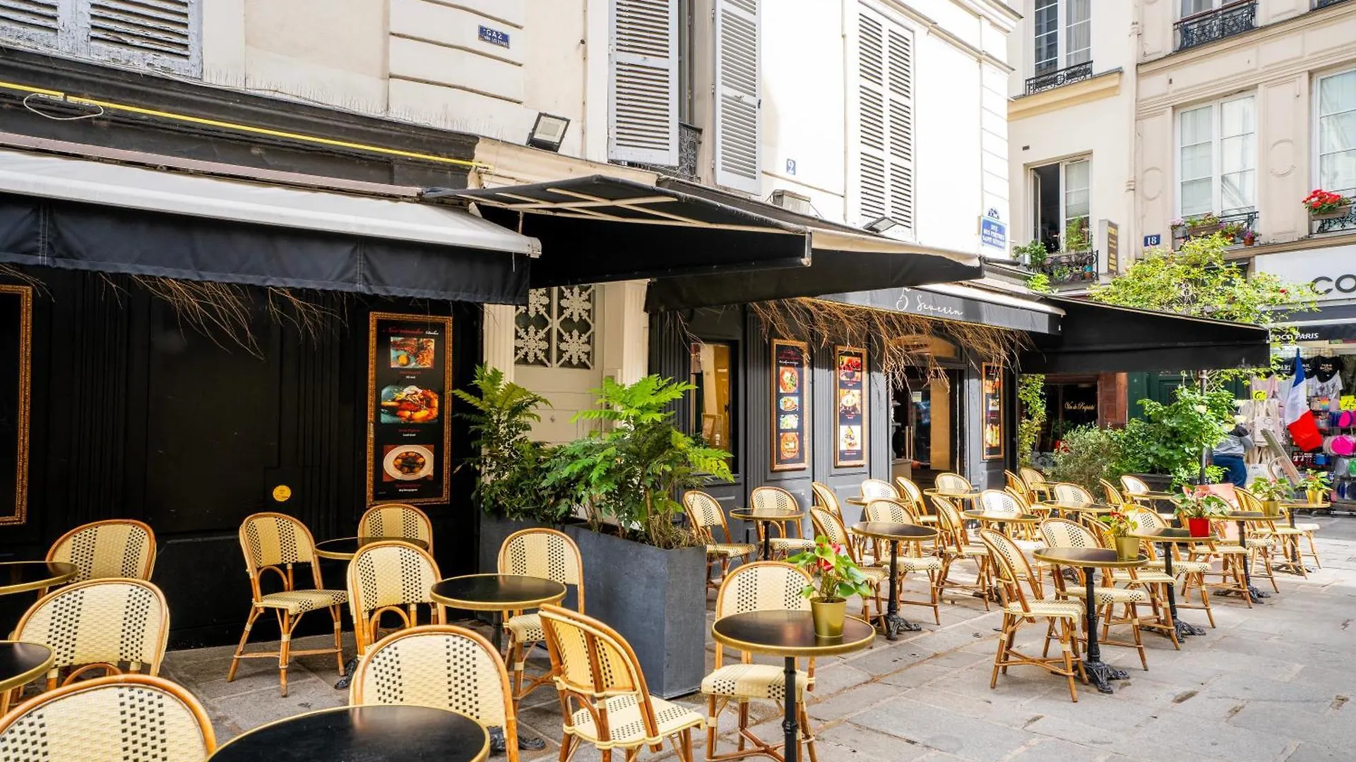 Urban Retreat In Historic Quarter Apartment Paris France