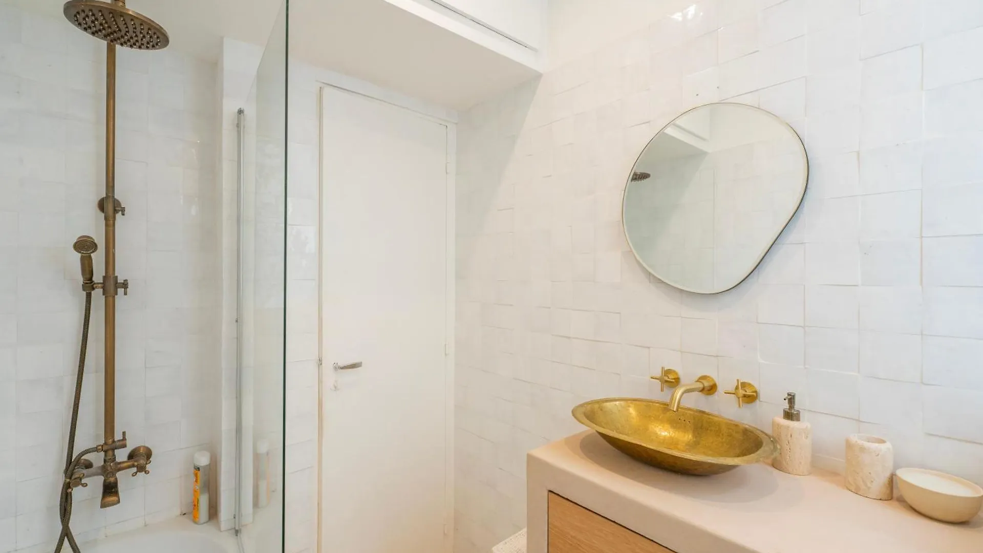 Urban Retreat In Historic Quarter Apartment Paris France