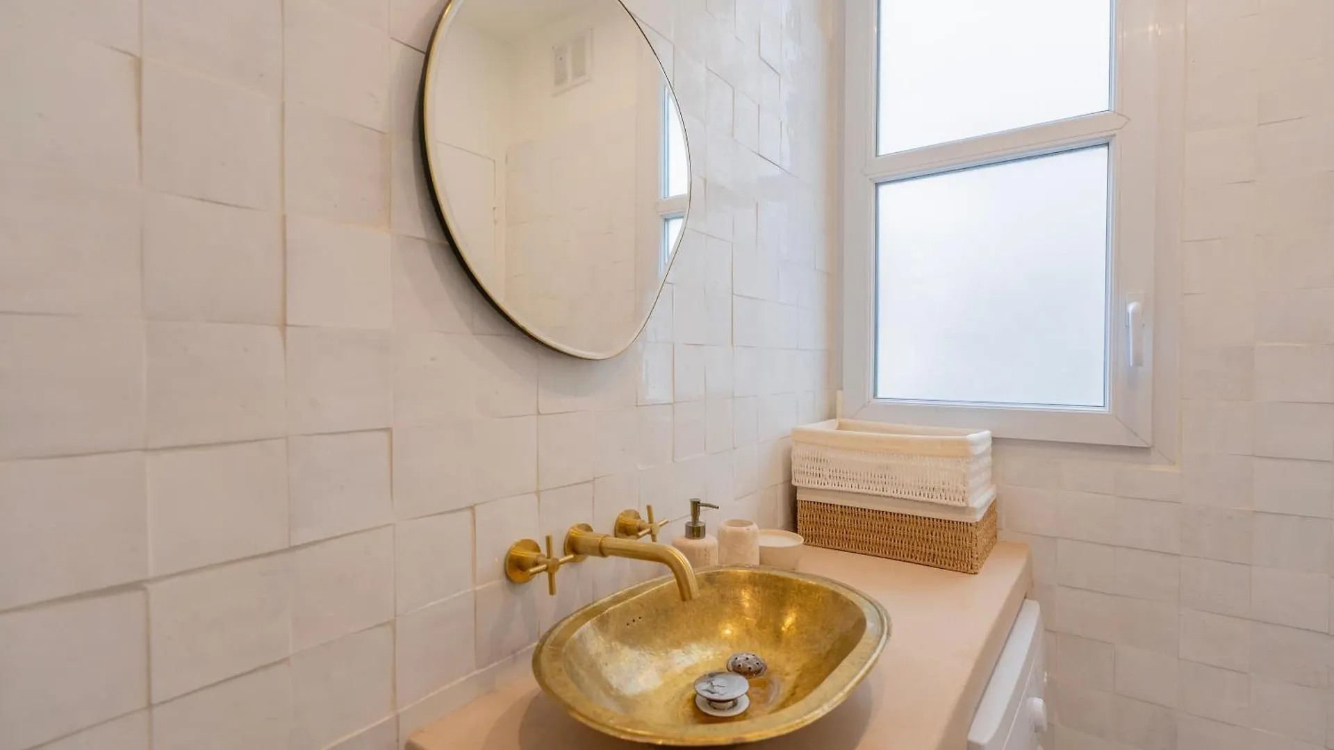 Urban Retreat In Historic Quarter Apartment Paris